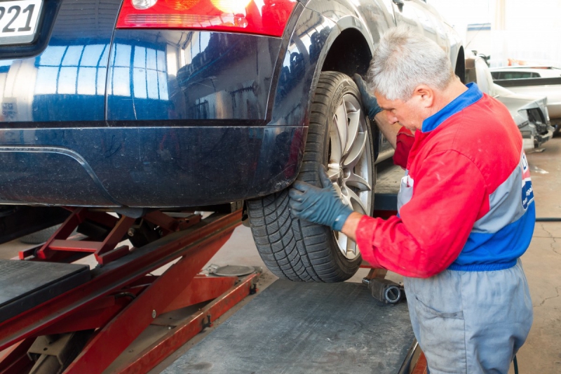 vitrine-ESPARRON-min_auto_repair_repair_lift_auto_mechanic_work_clothes_master_professional_man_of_the_fold-685629