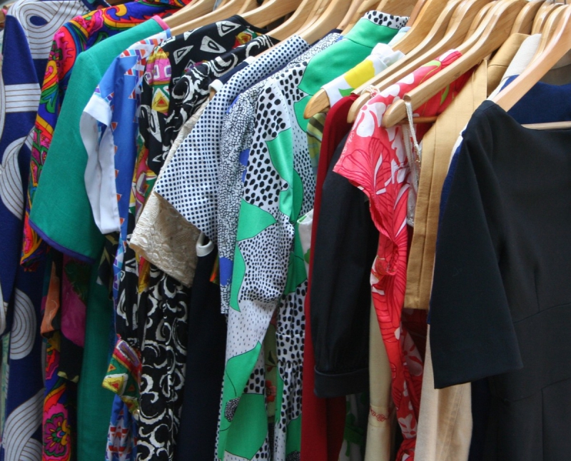 vitrine-ESPARRON-min_dresses_apparel_clothing_clothes_clothes_hangers_wooden_hangers_retail_shop_closet-1149845