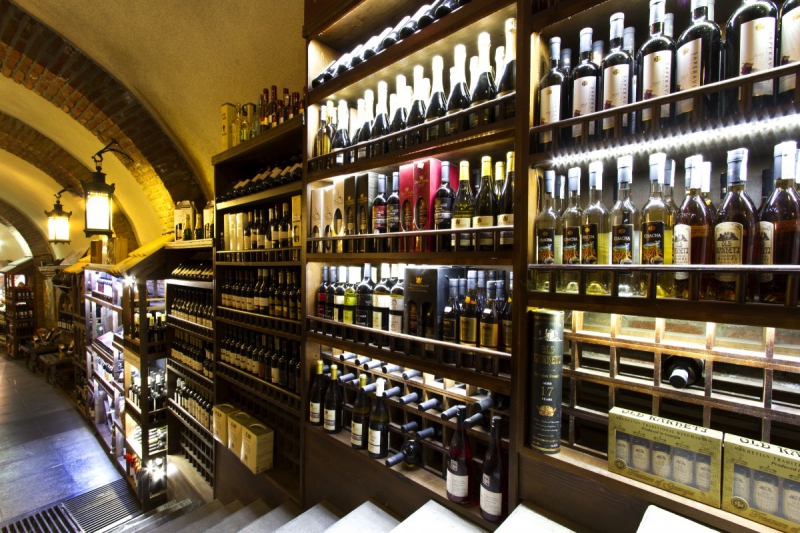 vitrine-ESPARRON-min_world_street_travel_shop_canon_georgia_wine_bottles-429767